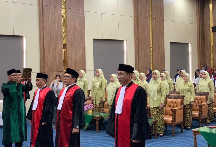 Ketua Pengadilan Tinggi (KPT) Banda Aceh, Nursyam, melantik tiga Ketua Pengadilan Negeri (KPN) untuk wilayah Blang Pidie, Bireuen, dan Takengon. Acara pelantikan yang berlangsung khidmat ini diadakan di Aula Pengadilan Tinggi Banda Aceh pada hari Senin, 27 Oktober 2025.