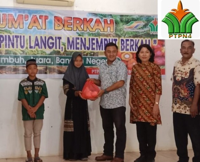 PTPN IV Regional ll melalui Plh.Manajer Kebun Bukit Lima, Lidya F. Ginting ,(nomor dua dari kanan) bersama Askep Tanaman Handi Purba (tengah), saat menyerahkan bantuan kepada anak yatim dan kaum dhuafa pada Jum'at (24/10/2025).