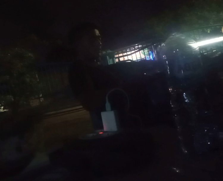AR diduga oknum pengedar narkoba,saat menceritakan dugaan keterlibatan oknum polri dalam stabil bisnis haram tersebut.