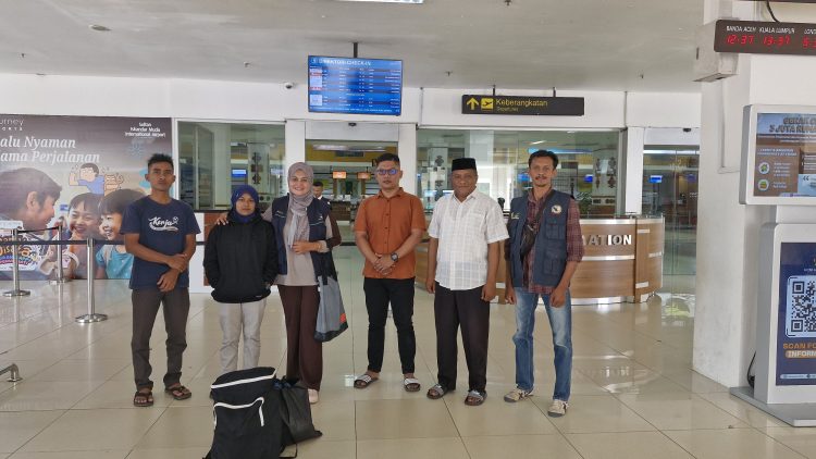 Foto bersama Haji Uma dengan Nur Evasari  saat dipulangkan ke kampung halamannya melalui Bandara Sultan Iskandar Muda.