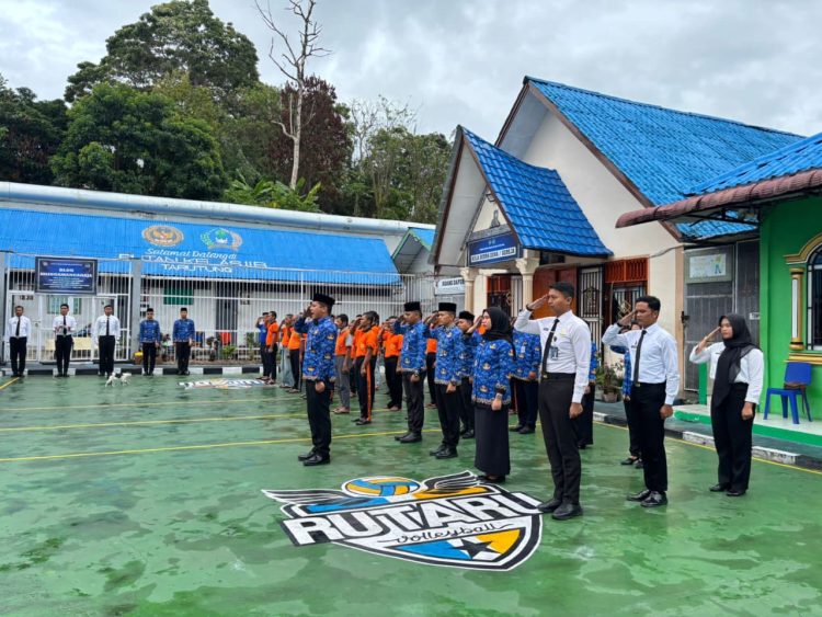 Seluruh jajaran Rutan Kelas IIB Tarutung melaksanakan upacara peringatan Hari Pahlawan dengan penuh semangat di halaman utama Rutan. Foto: Istimewa.