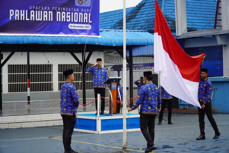 Pengibaran Bendera Merah Putih di Rutan Kelas I Medan Kanwil Ditjenpas Sumut memperingati Hari Pahlawan Nasional pada Senin (10/11/2025)