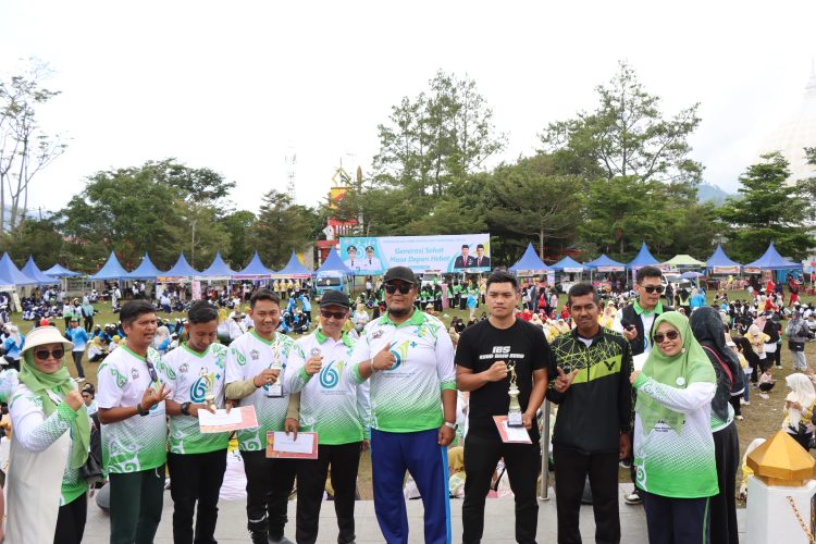 Wakil Ketua DPRK Aceh Tengah Hamdan memberikan piagam penghargaan kepada sejumlah tenaga kesehatan ditengah peringatan HKN ke-61 di Aceh Tengah,Minggu (16/11/2025).