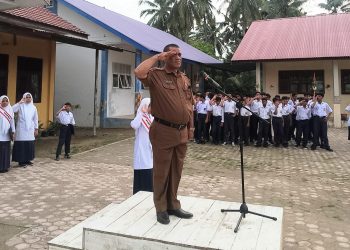 Pimpin Upacara Bendera Perdana, Kepsek SMPN 1 Kutamakmur Sulman Beri Motivasi Buat Guru dan Anak Didik