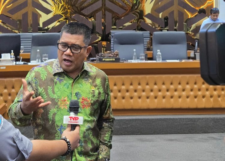 Anggota DPR RI asal Aceh, Muslim Ayub, dalam rapat pembahasan revisi UU No. 11/2006 di Kompleks Parlemen Jakarta, Selasa (19/11/2025).