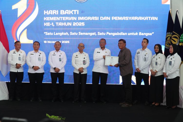 Penyerahan piagam penghargaan mitra kerja Rutan Kelas l Medan pada syukuran Peringatan Hari Bakti Kementerian Imigrasi dan Pemasyarakatan (Kemenimipas) Ke-1 Tahun 2025 yang berlangsung khidmat pada Rabu (19/11) di Aula Lapas Perempuan Kelas IIA Medan.