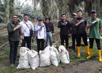 Gotong Royong Kutip Brondolan: Dobrakan Kebun Bah Birung Ulu Capai Target Produksi Ditengah Keterbatasan Perusahaan