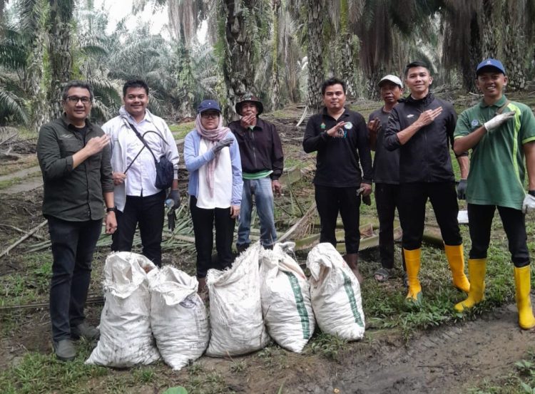 Foto bersama Manajer Kebun Bah Birung Ulu bersama sejumlah karyawan pada kegiatan gotong royong untuk mengutip brondolan di area Afdeling pada Kamis (20/11/2025).