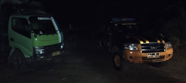 Terpantau warga, Mobil Patwal Polsek Tanah Jawa menggiring truk pengangkut kayu dari Hutan V Pamotangan, Kecamatan Hatonduhan, menuju Mapolsek Tanah Jawa pada Jumat (21/11/2025) dini hari. Sumber foto warga.