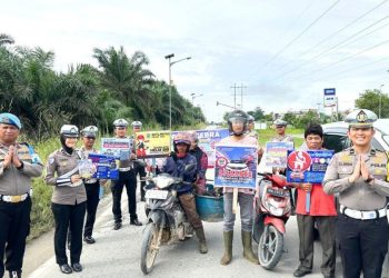 Ops Zebra 2025: Satlantas Polres Siak Sebar Leaflet & Stiker, Kasat Lantas: “Tujuan Kami Menyelamatkan”