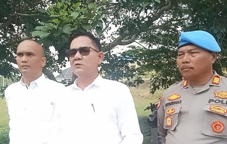 Kasat Narkoba Polres Labusel AKP Sahat (tengah ) didampingi Kasi Propam, AKP D P Tarigan dan KBO Satres Narkoba, IPTU Imam S Siregar.