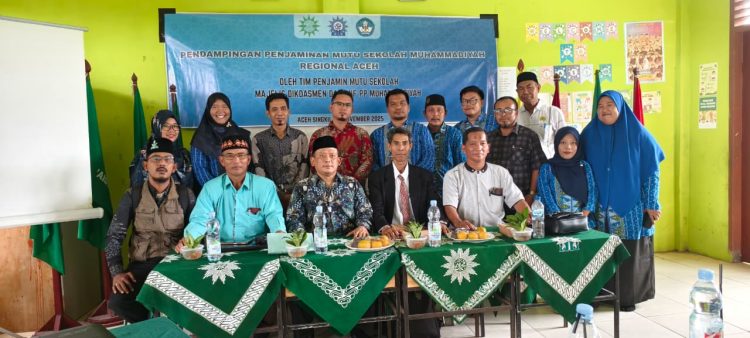 Foto bersama pengurus Pimpinan Wilayah Muhammadiyah dan Majelis Pendidikan Dasar dan Menengah serta Pendidikan Non-Formal (Dikdasmen dan PNF) Pimpinan Wilayah Muhammadiyah (PWM) Aceh.