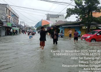 Banjir ±1 Meter Landa Sei Batang Hari Warga Mulai Dievakuasi, Camat Medan Sunggal Berjibaku Bantu Operasi Penyelamatan