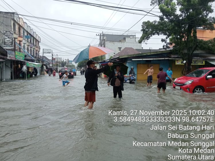 Banjir ± 1 Meter melanda kawasan Jalan Sei Batang Hari, Kelurahan Babura Sunggal, Kecamatan Medan Sunggal. Kamis (27/11/2025)