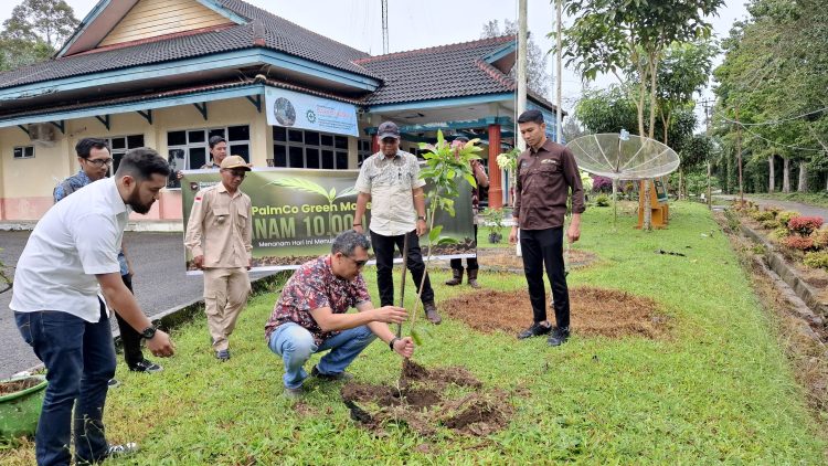 Manajer Kebun Bah Birung Ulu, Yuna Shaund H.S. Damanik, tanpak sedang menanam pohon disaksikan  jajaran asisten seperti Ananda Arpan (Asisten Kepala Tanaman), Bobby Y.F. Saragih (Asisten Personalia Kebun), dan Chairunnisa Ariza (Asisten Tata Usaha), Sekrdes Birong Ulu,dan Pangulu Bukit Rejo, Wiyadi Suwondo.