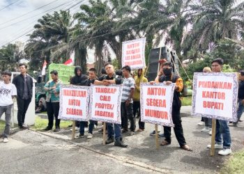 Teriakan Makzulkan Bupati Anton Ahmad Saragih Menggema Ditengah Kerumunan Massa Aksi di DPRD Simalungun