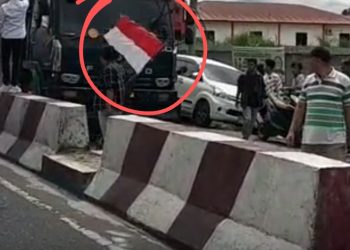 Terekam Demo Pemakzulan Bupati Simalungun,Simbol Negara Dihina,Massa Dihadang Preman, Purba Blankon: “Stop Kriminalisasi Aktivis”