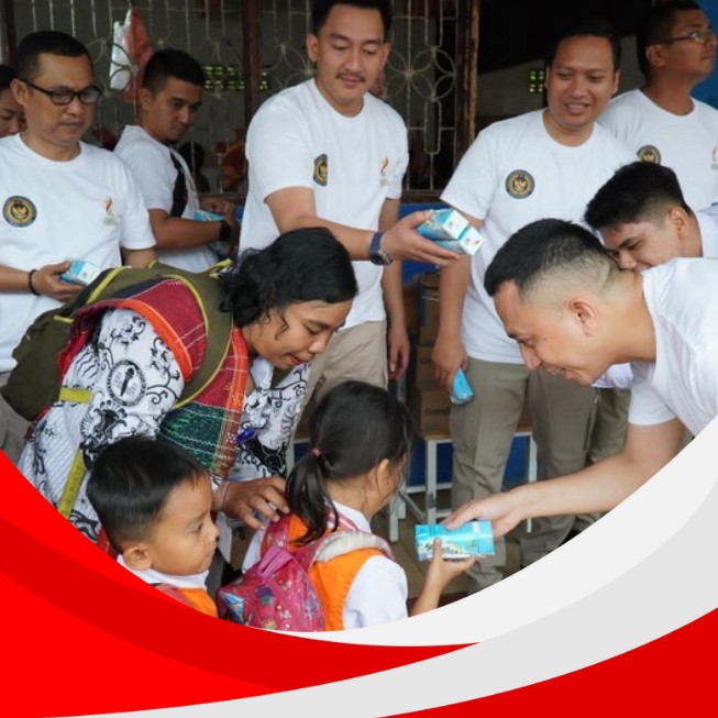Disamping renovasi kamar mandi,
Kepala Rutan Kelas I Medan, Andi Surya bersama jajarannya langsung membagikan susu kepada para siswa/i di SD dan SMP Taruna Karya