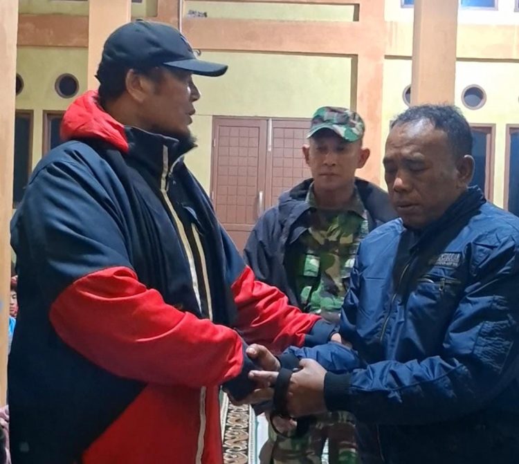 Wakil Ketua DPRK Aceh Tengah,Hamdan  mengenakan jaket (kiri) langsung menyerahkan bantuan kepada korban, Minggu (01/12/2025)