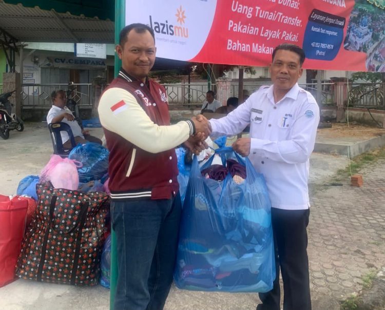 Koordinator Posko sekaligus Ketua Pemuda Muhammadiyah Kota Sabang, Fauzan Putraga menerima bantuan bencana Aceh yang akan siap disalurkan kepada para korban.