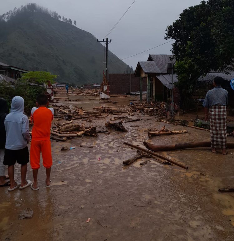 Situasi bencana terkini semakin diperparah oleh minimnya pasokan listrik. Meski layanan internet melalui Starlink tersedia di beberapa titik, perangkat komunikasi tetap membutuhkan daya, dan ketika baterai habis, koneksi kembali terputus.(Doc.Istimewa)