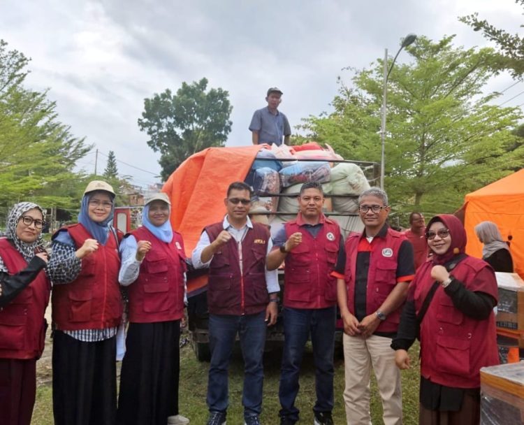 PPNI Aceh salurkan bantuan untuk korban banjir dan tanah longsor yang melanda Kabupaten Bireuen di posko pengungsian Balee Panah Kecamatan Juli, Kamis (18/12/2025)