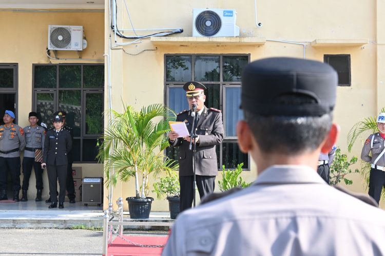 Wakapolres Labuhanbatu Selatan, KOMPOL Ramsen Samosir, S.H., M.H., yang bertindak sebagai Inspektur Upacara pada perayaan Hari Ibu ke-97 mewakili Kapolres Labuhanbatu Selatan AKBP Aditya S.P. Sembiring Muham, S.I.K.