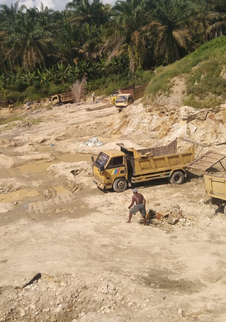 Terpantau salah satu aktivitas Galian C diduga ilegal di Kecamatan Pematang Bandar, Kabupaten Simalungun.Selasa (23/12/2025)