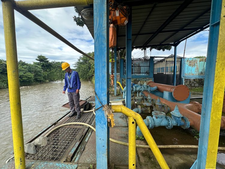 Petugas Perumda Air Minum Tirta Kahuripan Kabupaten Bogor terlihat sedang memantau kondisi lapangan.
