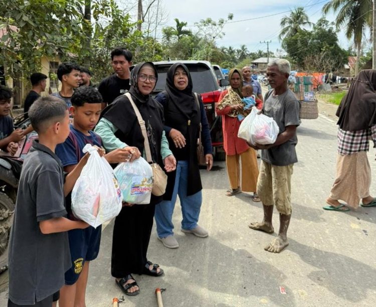 Kepala Sekolah SMAN 7 Banda Aceh Erlawana serahkan bantuan kepada warga Desa Pante Rambong pada hari Senin, 29 Desember 2025.