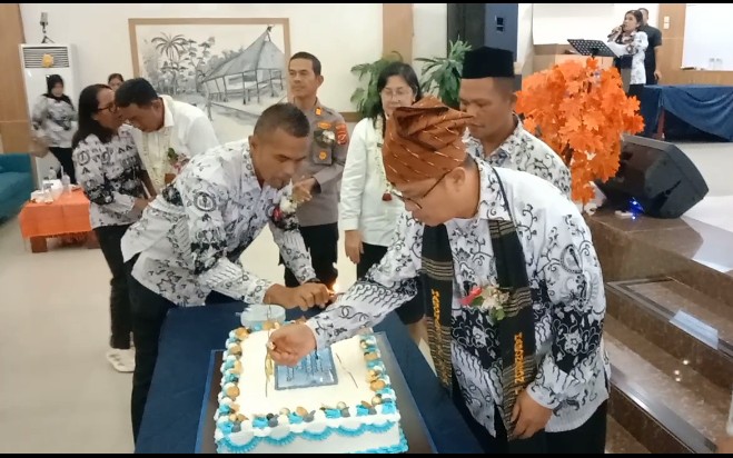 Terpantau Ketua Panitia Sairul P Amri Saragih bersama team panitia sibuk persiapan pemotongan kue pada acara puncak HUT PGRI ke 80 di Kabupaten Simalungun.Rabu (10/12/2025)