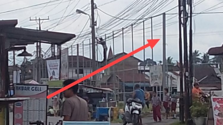 Foto  diabadikan warga saat pemasangan jaring lapangan Rambung Merah.