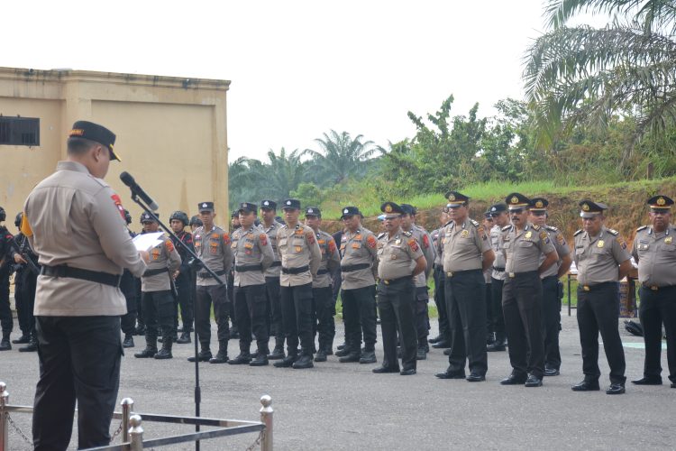 Kapolres Labuhanbatu Selatan, AKBP Aditya S.P. Sembiring Muham, S.I.K., saat memberikan pengarahan kepaa personil yang mendapat kenaikan pangkat.