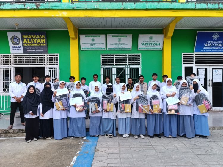 Pimpinan Daerah Pemuda Muhammadiyah Kabupaten Simeulue kerjasama dengan BSI Maslahat salurkan bantuan pendidikan guna memastikan siswa dapat kembali belajar dengan nyaman, Kamis 08/01/2026.