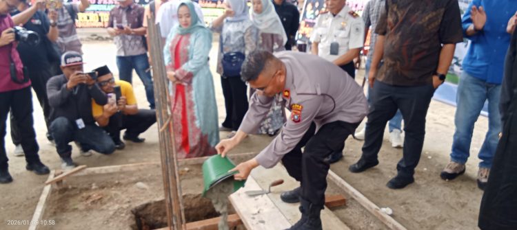 Wakapolres KOMPOL Ramsen Samosir, S.H., M.H., saat melakukan peletakan batu pertama RSU Nur Aini Kotapinang, Jumat (09/01/2026)