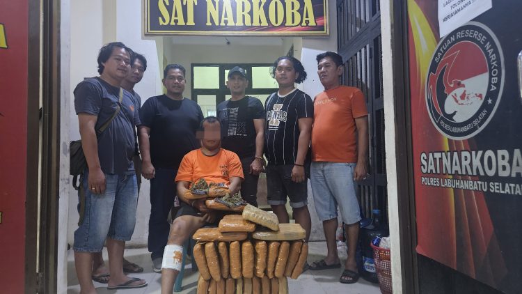 DAS alias Dor terduga bandar narkoba saat diamankan Polres Labusel berserta sejumlah barang bukti.