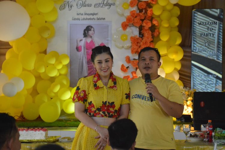 Kapolres Labuhanbatu Selatan AKBP Aditya S.P. Sembiring M, S.I.K., didampingi Ketua Bhayangkari Cabang Labuhanbatu Selatan Ny. Olivia Aditya Sembiring, saat menyampaikan kata sambutan dalam kegiatan Family Gathering Polres Labusel.