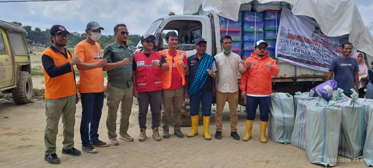 Penyerahan bantuan donasi kemanusiaan dari masyarakat Kota Bima Nusa Tenggara Barat, bagi korban bencana banjir bandang di Aceh yang diserahkan di Kabupaten Aceh Tamiang, Senin (12/1/2026).