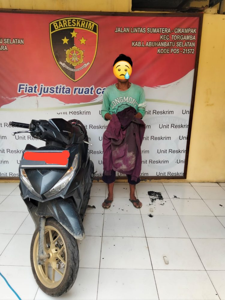 Pelaku Curas saat diamankan Polsek Torgamba beserta dengan barang bukti sebuah sepeda motor.