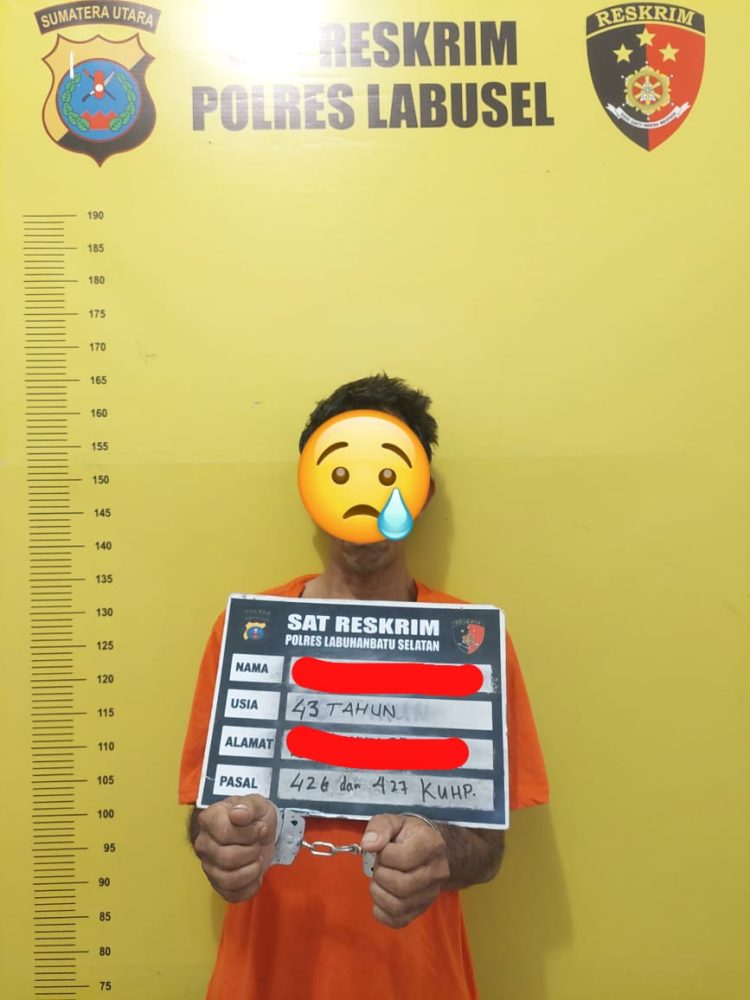 Tersangka inisial TS saat diamankan aparat Sat Reskrim Polres Labusel pada Rabu (14/1/2026) sore, di sebuah warung tuak di Jalan Kuburan, Kecamatan Torgamba, Kabupaten Labuhanbatu Selatan.