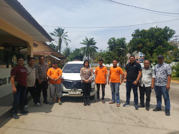 3 orang tersangka (baju orange) beserta saat diamankan Polsek Kualuh Hulu beserta sebuah mobil sebagai barang bukti.