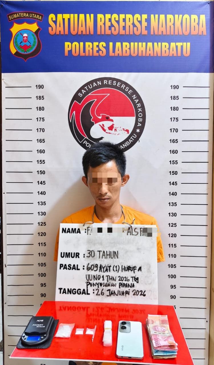 Tersangka bersama barang bukti saat diamankan Satres Narkoba Polres Labuhanbatu.