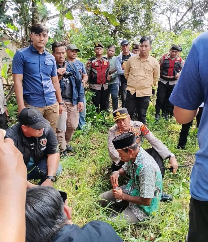 Kapolres Labuhanbatu AKBP Wahyu Endrajaya, S.I.K.,M.Si senang duduk humanis temui warga pada kegiatan pembacaan putusan eksekusi.