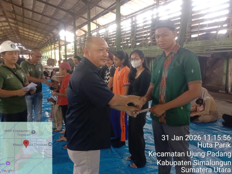 Manajer PKS Tinjowan Irpan K. Purba,saat memberikan santunan kepada anak yatim dalam kegiatan syukuran pertumbuhan kerja Tahun 2025.