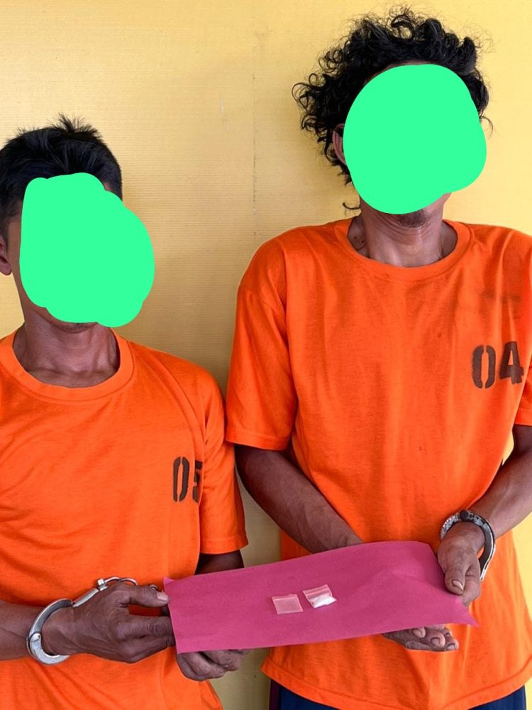 Kedua tersangka saat diamankan Polres Labusel berserta 2,12 Gram Sabu.