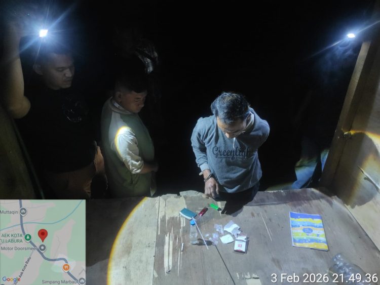 Tersangka NR saat diamankan Unit Reskrim Polsek Na IX-X beserta sejumlah barang bukti.