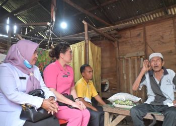 Ketua Bhayangkari Cabang Labusel Laksanakan Kegiatan Peduli Asih di Desa Mampang