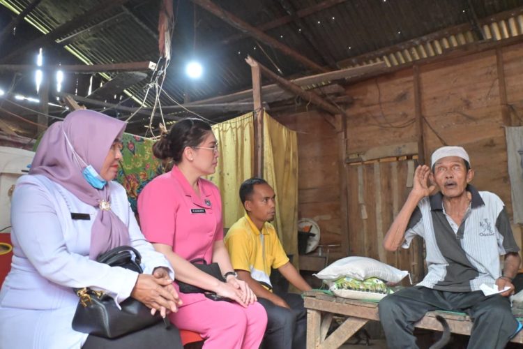 Ketua Bhayangkari cabang Labuhanbatu Selatan (Labusel) ,Ny. Olivia Aditya, saat berbincang dengan salah satu Kakek ditengah momen penyerahan bantuan.