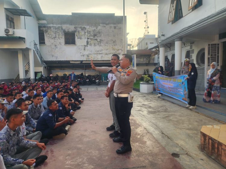 Sejumlah personil Sat Lantas Polres Labuhanbatu saat memberikan motivasi kepada pada siswa saatkegiatan Operasi Keselamatan Toba 2026 di SMK Negeri 1 Rantau Utara.