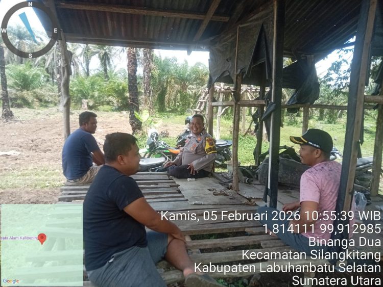 Terpantau, AIPDA Reynold Adi Wijaya,saat melaksanakan kegiatan DDS (Door to Door System), sambang, sosialisasi, dan edukasi kepada warga Desa Binanga Dua, Kecamatan Silangkitang, Kamis (5/2/2026).